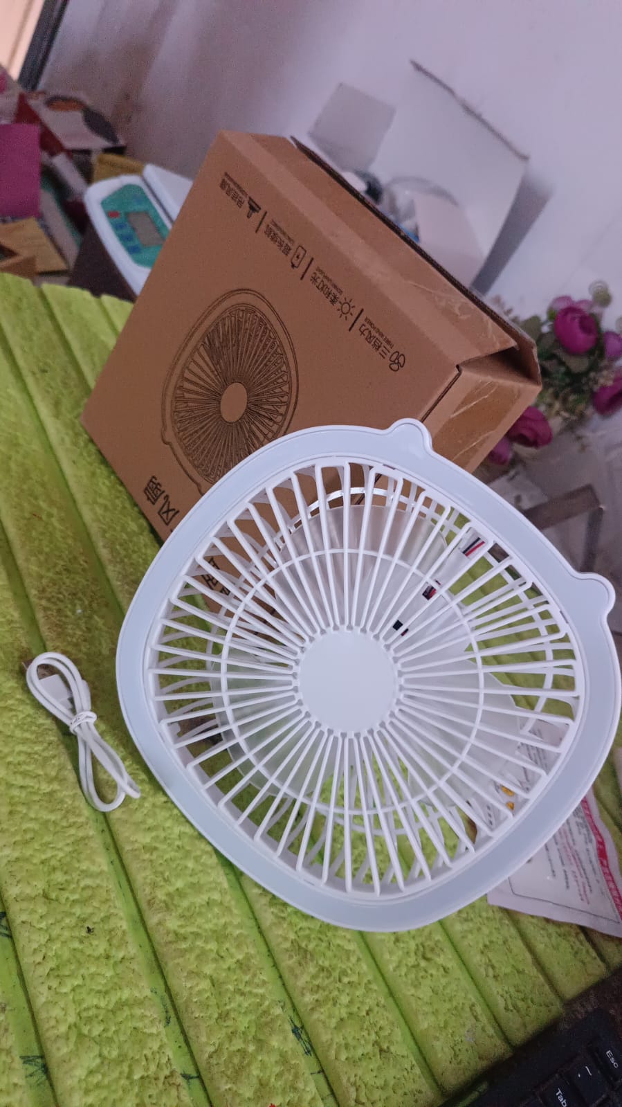 USB PORTABLE MINI DESK FAN WITH LIGHT & COLOR BOX (1 PC / Mix Color) USB PORTABLE MINI DESK FAN WITH LIGHT & COLOR BOX (1 PC / Mix Color)